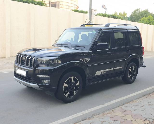 https://images10.gaadi.com/usedcar_image/4631957/original/processed_68fbba846fabcf7d163e72bb83f9d36d.jpg?imwidth=6400