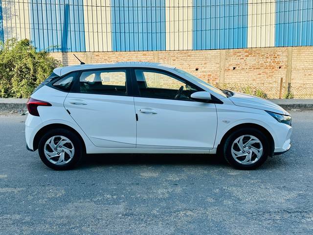 https://images10.gaadi.com/usedcar_image/4631974/original/aa663229740207e752d9de3afa342a6d.jpg?imwidth=6401