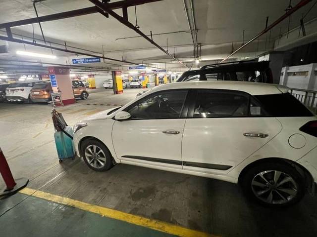 https://images10.gaadi.com/usedcar_image/4632040/original/processed_2d505fbf-fecb-4532-a4ba-16fdbde695c1.jpg?imwidth=6401
