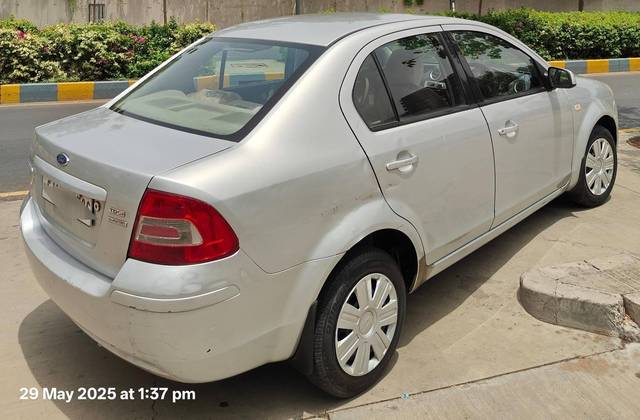 https://images10.gaadi.com/usedcar_image/4632057/original/processed_a2a47b2235c91041d730a7b75b8bece5.jpg?imwidth=6401