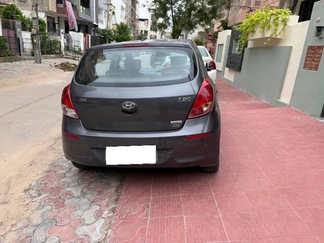 https://images10.gaadi.com/usedcar_image/4632063/original/processed_11cc07da-affa-42d3-91b9-e5364c9cb187.jpeg?imwidth=6402