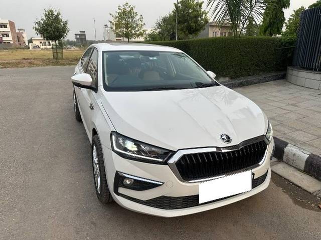 https://images10.gaadi.com/usedcar_image/4632070/original/processed_960aa954-6d9d-4073-a50a-593295ae48ef.jpeg?imwidth=6400