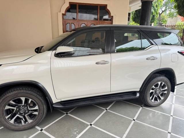https://images10.gaadi.com/usedcar_image/4632092/original/processed_4142015a-52f7-4377-a10e-6670bfa249b3.jpeg?imwidth=6400