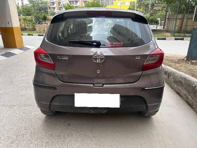 https://images10.gaadi.com/usedcar_image/4632272/original/processed_dd232305-5f1a-4fd4-b1fb-dab6a957177e.jpeg?imwidth=6402