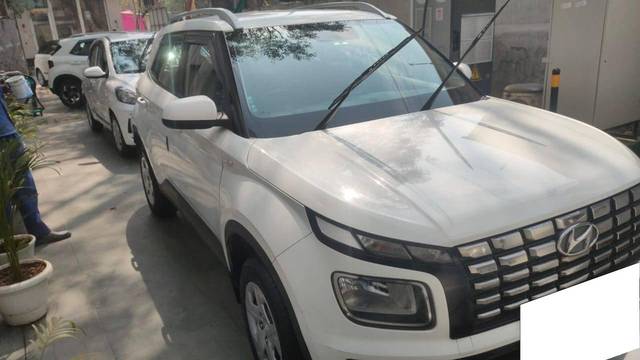 https://images10.gaadi.com/usedcar_image/4632308/original/processed_c8336216-ef91-4813-a742-206b46296afc.jpg?imwidth=6400