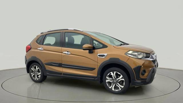 https://images10.gaadi.com/usedcar_image/4632483/original/aa12eadb971c5f394c7faa01fd60acfb.jpg?imwidth=6400