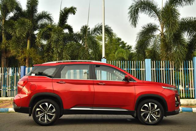 https://images10.gaadi.com/usedcar_image/4632502/original/processed_687b1c50e70bf16af12bd8b5c02a40b0.jpg?imwidth=6401
