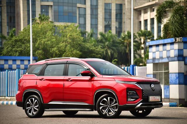 https://images10.gaadi.com/usedcar_image/4632512/original/processed_ccf459975db08e7f500e3e512896eb12.jpg?imwidth=6401
