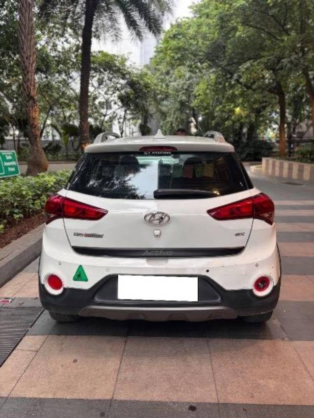 https://images10.gaadi.com/usedcar_image/4632538/original/processed_b5aea157-6456-4dba-b890-c15118b8e1cf.jpeg?imwidth=6402