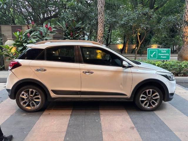 https://images10.gaadi.com/usedcar_image/4632538/original/processed_c5e5e06e-3b6a-44af-bff0-205f72c5e378.jpeg?imwidth=6401