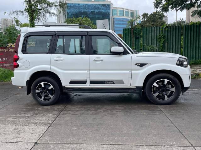 https://images10.gaadi.com/usedcar_image/4632572/original/processed_6e7e7e069ccd7b8cb2c2542ab3acc586.jpg?imwidth=6401