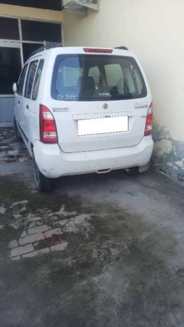 https://images10.gaadi.com/usedcar_image/4632573/original/processed_728d9c92-90c9-47a6-a60c-019f9ee01f8e.jpg?imwidth=6401