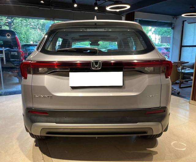 https://images10.gaadi.com/usedcar_image/4632595/original/processed_c1989bcd-afd2-4d5c-a814-f5a8ec0539f1.jpg?imwidth=6402