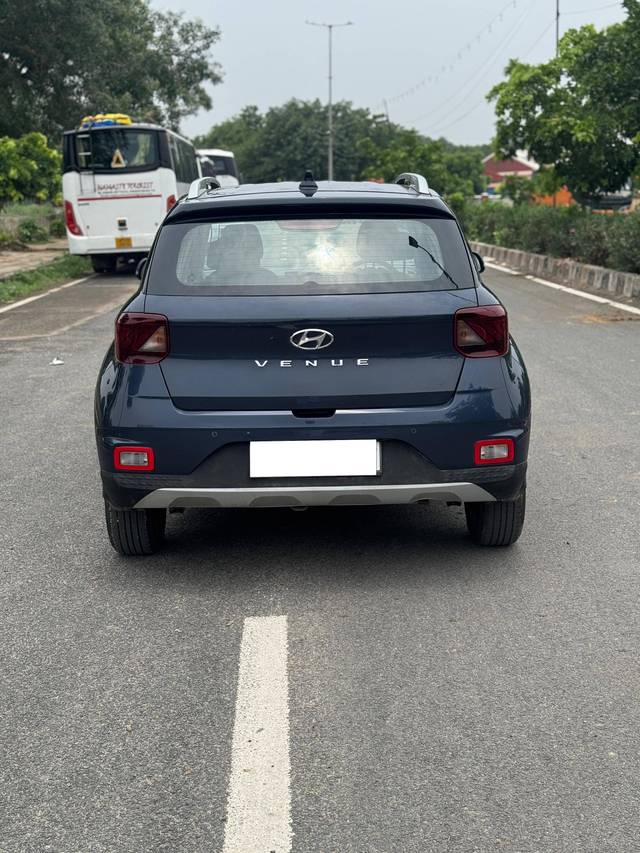 https://images10.gaadi.com/usedcar_image/4632596/original/processed_feaf8e74a356167ad64a3a173decceeb.jpg?imwidth=6402