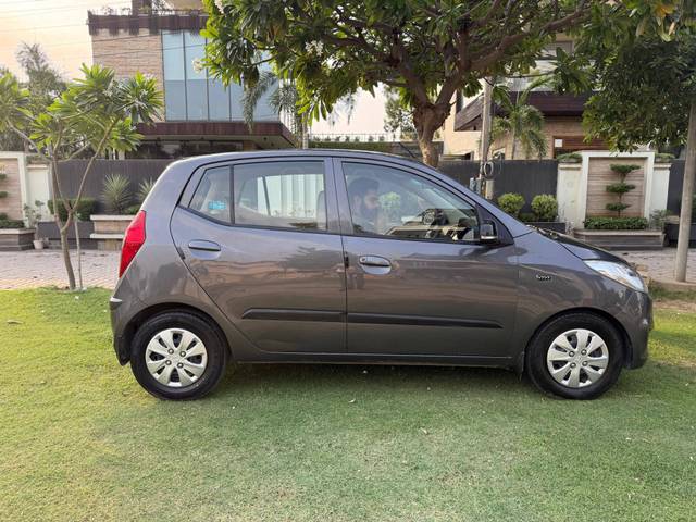 https://images10.gaadi.com/usedcar_image/4632681/original/processed_5a2dc84c54bb80d836f02a9a29421bed.jpg?imwidth=6401