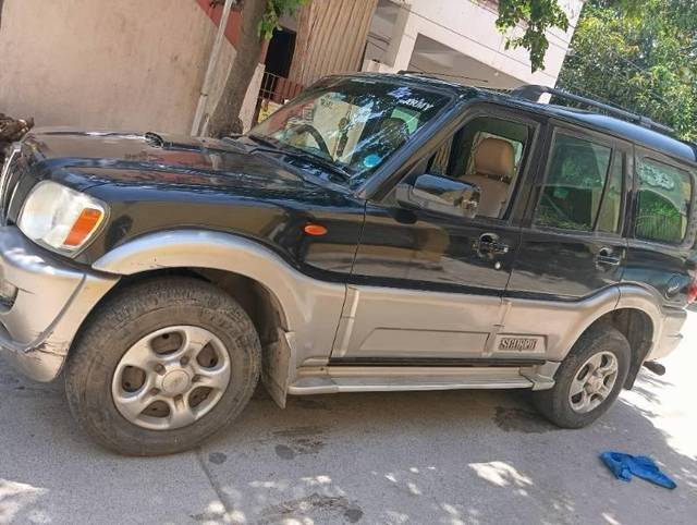 https://images10.gaadi.com/usedcar_image/4632711/original/processed_896cbc46-2ead-4df0-bcc8-a4a36d444603.jpg?imwidth=6400