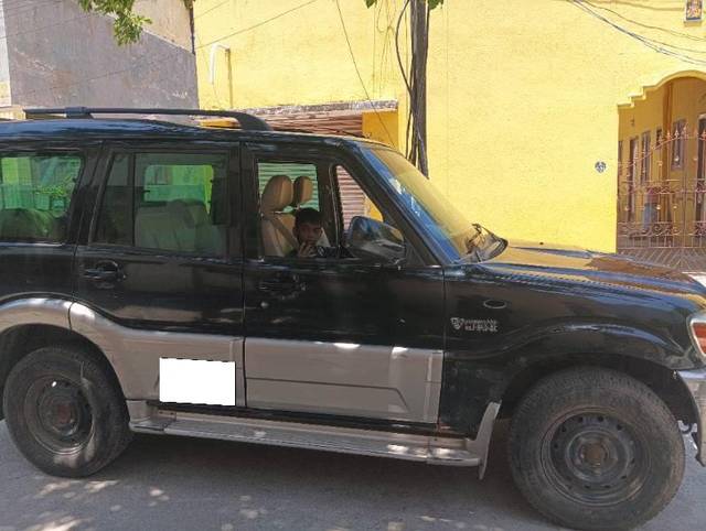 https://images10.gaadi.com/usedcar_image/4632711/original/processed_b913277c-eb60-4047-b8b8-0bb4adb1d9d1.jpg?imwidth=6401