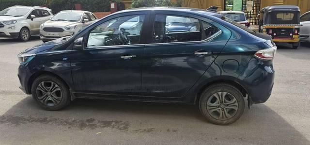 https://images10.gaadi.com/usedcar_image/4632724/original/processed_ff7e0afa-3c79-4062-a2d2-114efe97b94b.jpeg?imwidth=6402