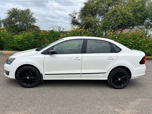 https://images10.gaadi.com/usedcar_image/4632868/original/1c32b406d737af4efb36b24b85009327.jpg?imwidth=6402