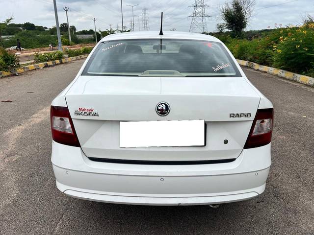https://images10.gaadi.com/usedcar_image/4632868/original/processed_0cd200c8a6866af7333c23a339b3cecd.jpg?imwidth=6401