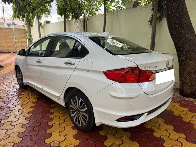 https://images10.gaadi.com/usedcar_image/4632904/original/processed_ce017b7e54487465e30f4bc51e5fa2c5.jpg?imwidth=6402