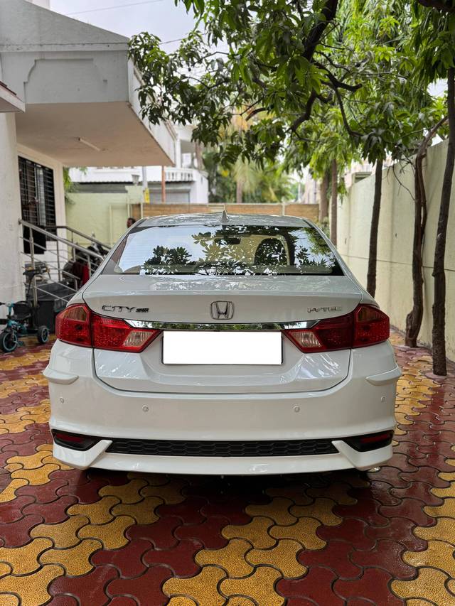 https://images10.gaadi.com/usedcar_image/4632904/original/processed_e56c78842f8df9c36ff1c6bf820fcaa2.jpg?imwidth=6401