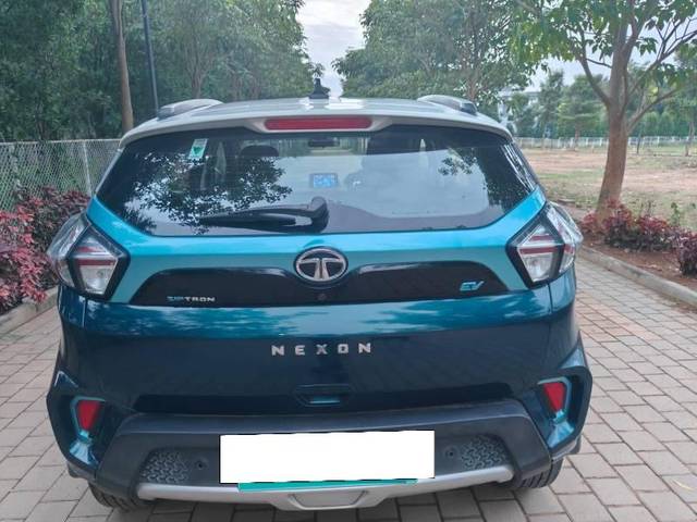 https://images10.gaadi.com/usedcar_image/4632925/original/processed_5804a844-e4e6-436d-bab0-b406ea84f501.jpg?imwidth=6402