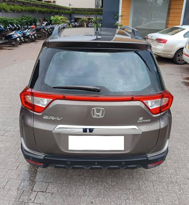 https://images10.gaadi.com/usedcar_image/4633026/original/processed_a8a8e1ac53bd62f24c1be2d22410521d.jpg?imwidth=6402