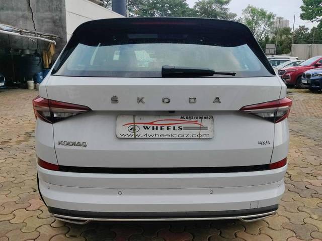 https://images10.gaadi.com/usedcar_image/4633027/original/processed_7d819d4bcdf315dfe61fe42e6c0aa917.jpeg?imwidth=6402