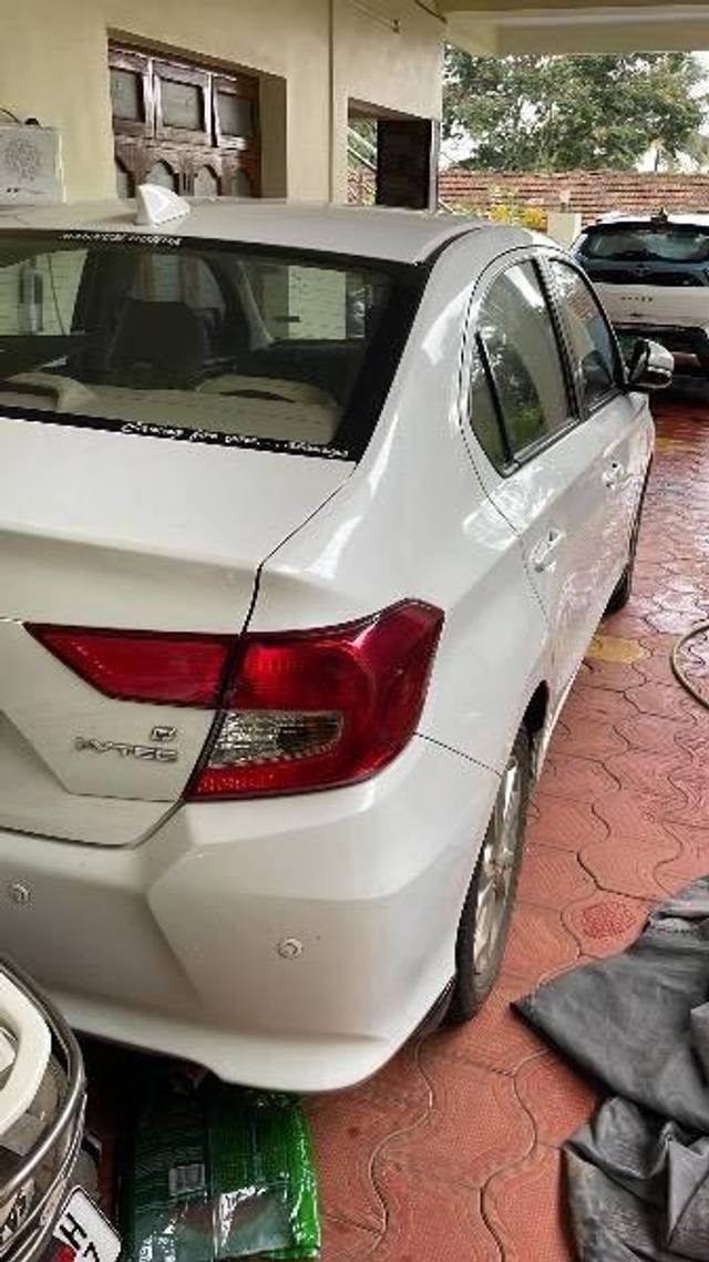 https://images10.gaadi.com/usedcar_image/4633101/original/processed_7fca7dec-cfcc-4048-a6e0-a6979a3ba859.jpeg?imwidth=6401