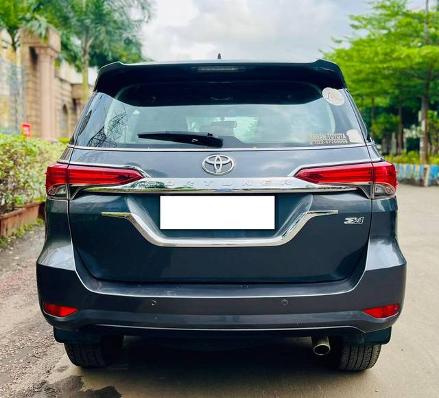 https://images10.gaadi.com/usedcar_image/4633116/original/processed_63df7de5-c87b-401b-b356-1e7b7dba3c03.jpg?imwidth=6402