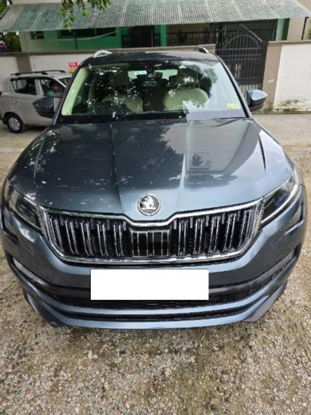 https://images10.gaadi.com/usedcar_image/4633125/original/processed_58627e6a-5613-4bd3-b1bf-1581670e5754.jpg?imwidth=6400