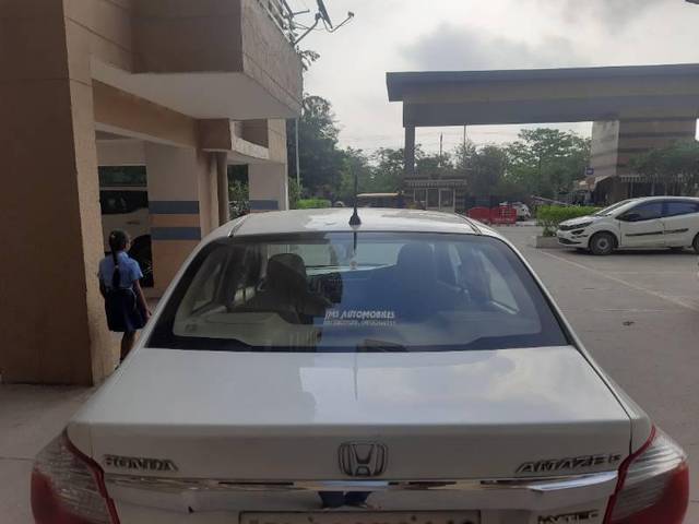 https://images10.gaadi.com/usedcar_image/4633167/original/processed_024c8980-04d7-46bb-a84d-4fba534b0377.jpg?imwidth=6402