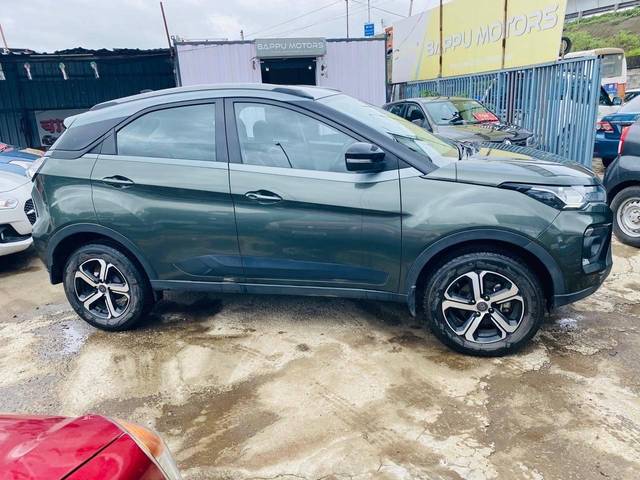 https://images10.gaadi.com/usedcar_image/4633279/original/processed_6b0c2126-1af7-4dbb-8cf7-33d0ab37c14a.jpg?imwidth=6401