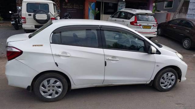 https://images10.gaadi.com/usedcar_image/4633280/original/processed_121328a4-dd11-40a8-9907-b84a5058baab.jpg?imwidth=6401
