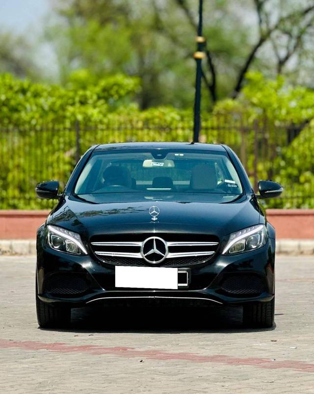 https://images10.gaadi.com/usedcar_image/4633307/original/processed_357a874dc1895344bc6acaa27a4db902.jpg?imwidth=6402