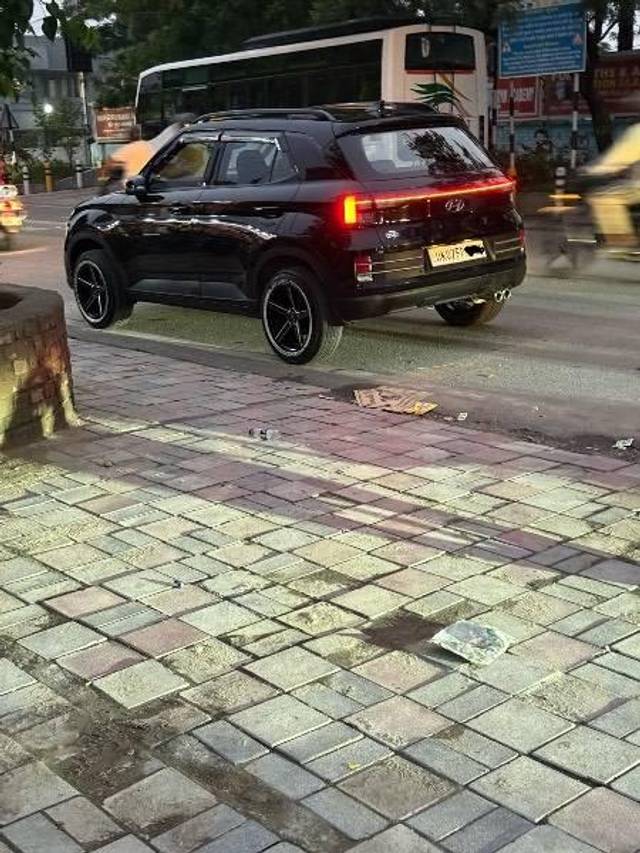 https://images10.gaadi.com/usedcar_image/4633367/original/processed_36708167-aae5-44db-a5c3-4c7af319d075.jpeg?imwidth=6402