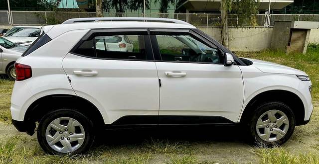 https://images10.gaadi.com/usedcar_image/4633389/original/907184b721015366dc3faac6a6cbf805.jpg?imwidth=6401
