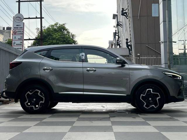https://images10.gaadi.com/usedcar_image/4633688/original/processed_1364f99e8bb0917d847de953a8136d61.jpg?imwidth=6401