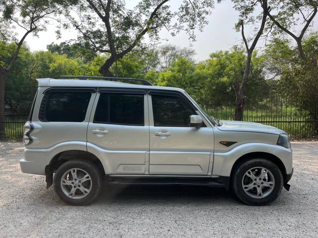 https://images10.gaadi.com/usedcar_image/4633709/original/processed_c1f43ef144edc94891901ae2e1c58b61.jpg?imwidth=6401