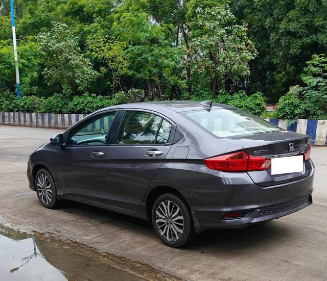 https://images10.gaadi.com/usedcar_image/4633719/original/processed_8bde617ab94874418b3765f47e0e5a77.jpg?imwidth=6402