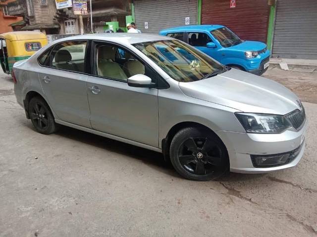 https://images10.gaadi.com/usedcar_image/4633754/original/processed_e5b6d819-14df-47f1-b7d1-91fecda6428c.jpeg?imwidth=6400