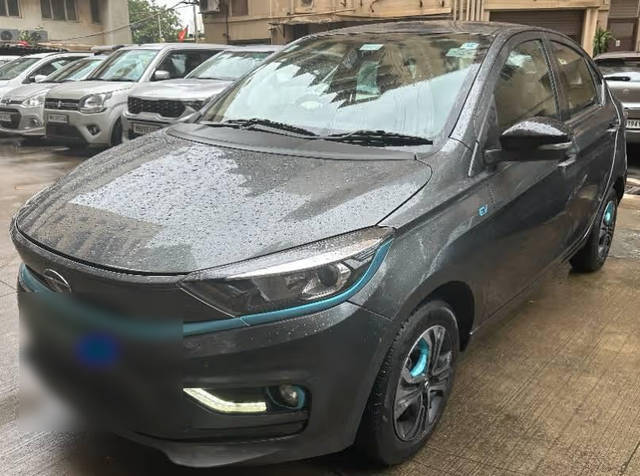 https://images10.gaadi.com/usedcar_image/4633873/original/5530294d-5494-4b15-a3aa-34850778a83b.png?imwidth=6400