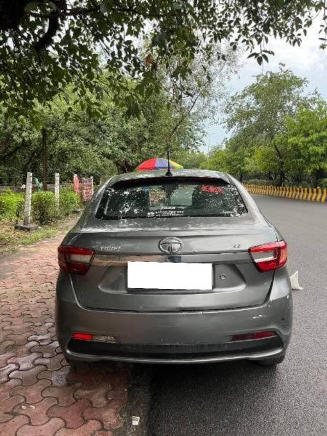 https://images10.gaadi.com/usedcar_image/4633897/original/processed_b2d70822-24e2-4469-a159-632a242c399b.jpg?imwidth=6401