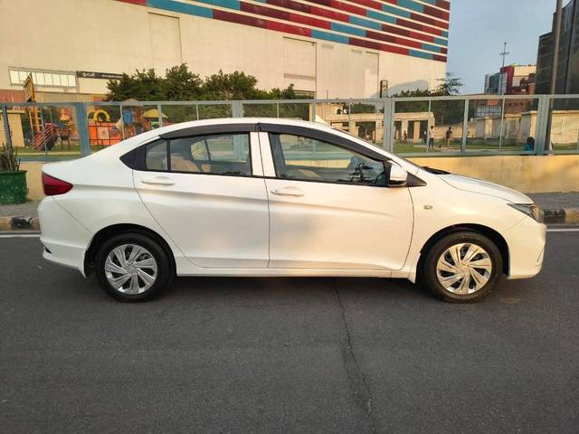 https://images10.gaadi.com/usedcar_image/4633924/original/processed_3f2f7fc6bb293643779d116bc78096d5.jpg?imwidth=6401