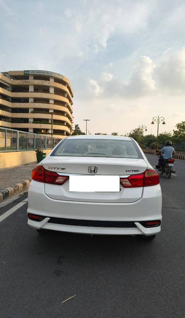 https://images10.gaadi.com/usedcar_image/4633924/original/processed_590fbabc8cae83654871abaea04dbf16.jpg?imwidth=6402