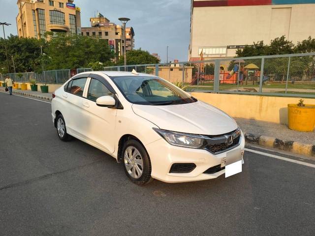 https://images10.gaadi.com/usedcar_image/4633924/original/processed_63e243f8b365e73071ee15905c77a6a7.jpg?imwidth=6400