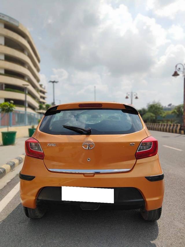https://images10.gaadi.com/usedcar_image/4633932/original/processed_72ea55d3bcc06ee7e89b6530047ee9c6.jpg?imwidth=6402