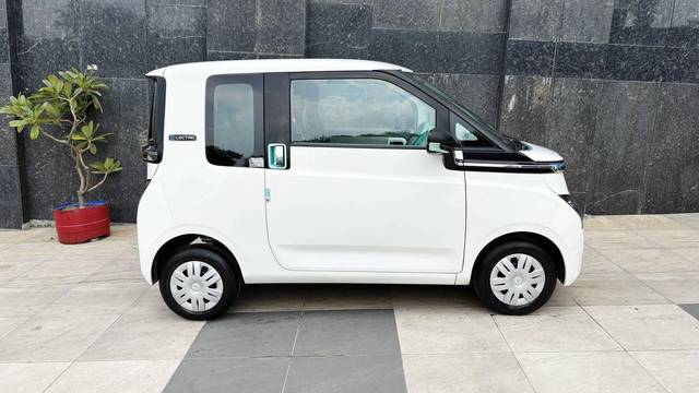 https://images10.gaadi.com/usedcar_image/4633996/original/processed_3eab41a70dc3bcb4a37fd7b46e61df5c.jpg?imwidth=6401