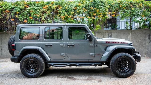 https://images10.gaadi.com/usedcar_image/4634030/original/a5261650bcc8cb0b4f7bdc9444d5f6d2.jpg?imwidth=6401